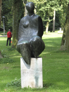 906047 Afbeelding van het bronzen beeldhouwwerk 'Zittende vrouwentorso' van Willy Blees (1931-1988), in 1984 geplaatst ...